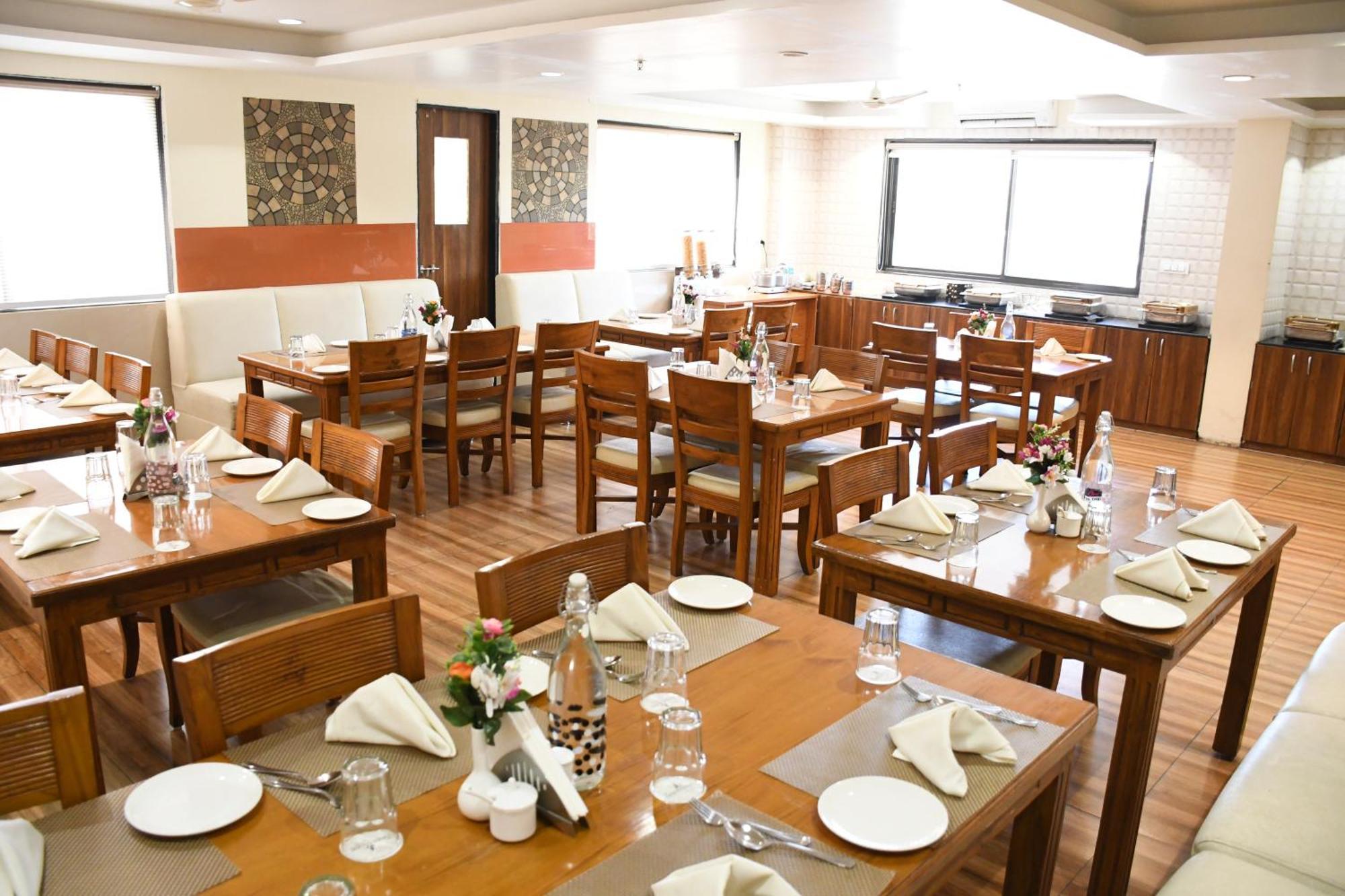Sai Neem Tree Hotel เชอร์ดี ภายนอก รูปภาพ