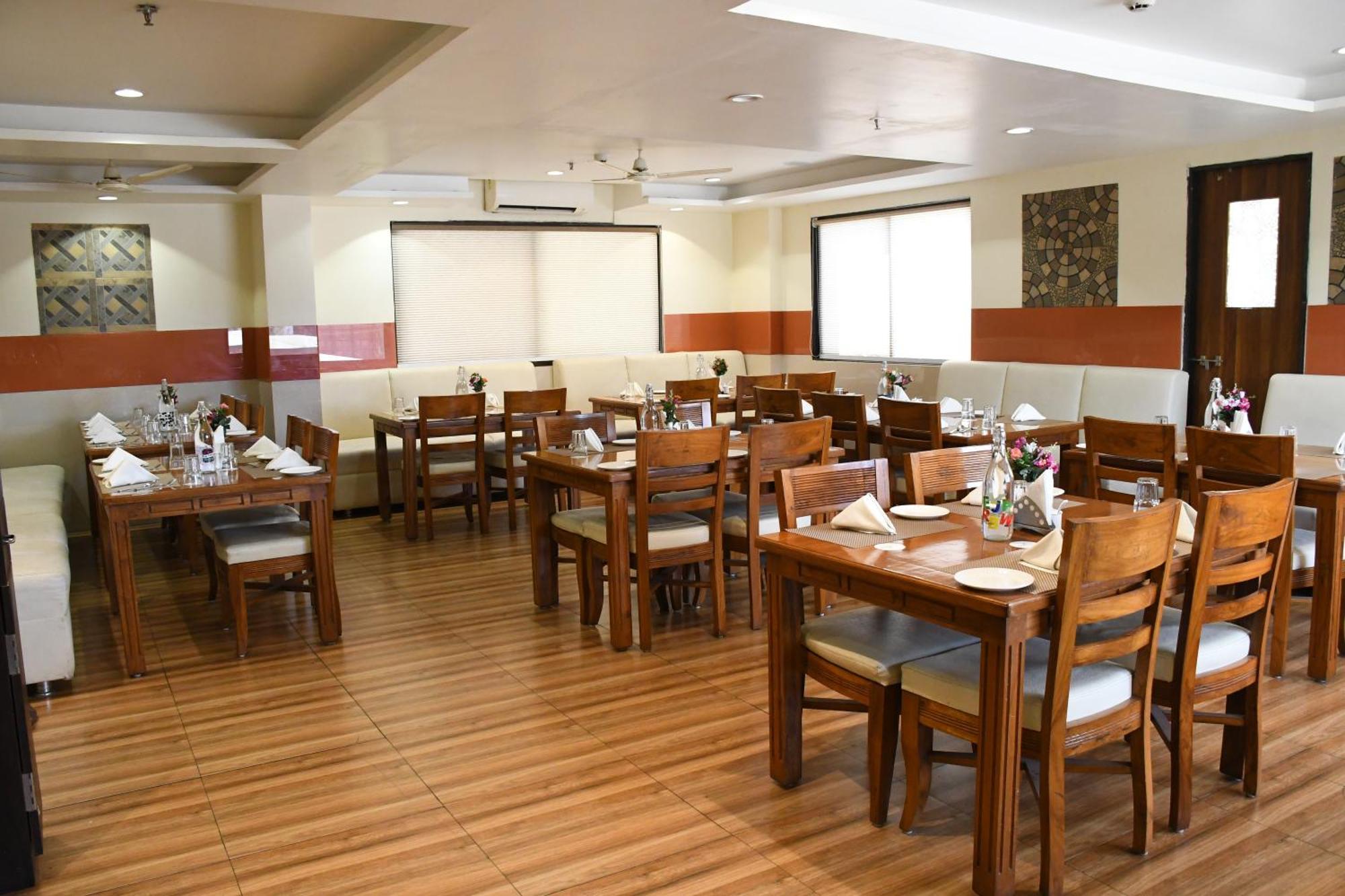 Sai Neem Tree Hotel เชอร์ดี ภายนอก รูปภาพ