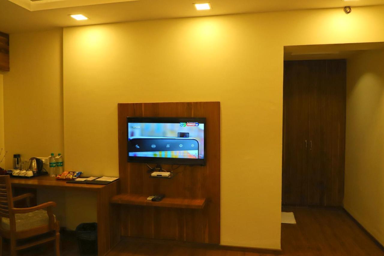 Sai Neem Tree Hotel เชอร์ดี ภายนอก รูปภาพ