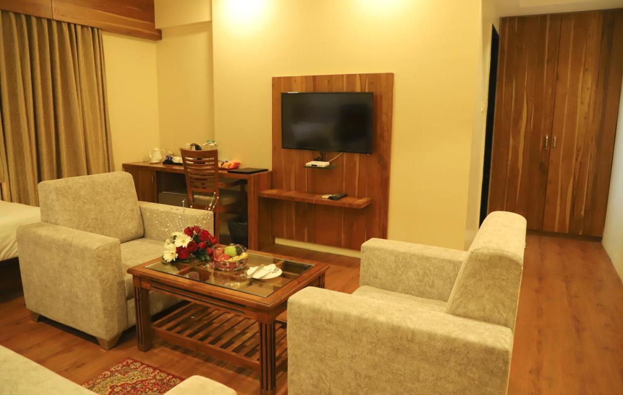 Sai Neem Tree Hotel เชอร์ดี ภายนอก รูปภาพ