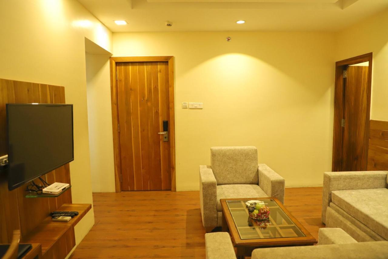 Sai Neem Tree Hotel เชอร์ดี ภายนอก รูปภาพ
