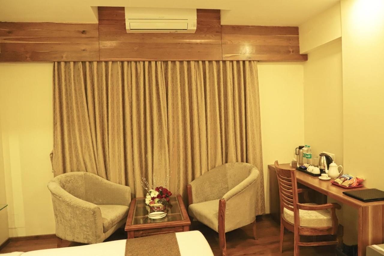Sai Neem Tree Hotel เชอร์ดี ภายนอก รูปภาพ