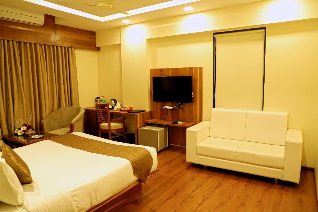Sai Neem Tree Hotel เชอร์ดี ภายนอก รูปภาพ