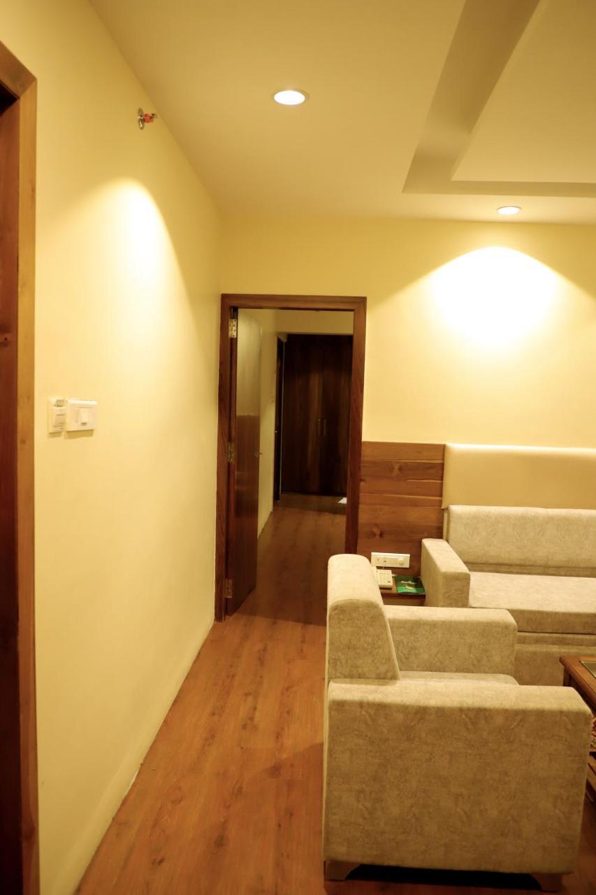 Sai Neem Tree Hotel เชอร์ดี ภายนอก รูปภาพ